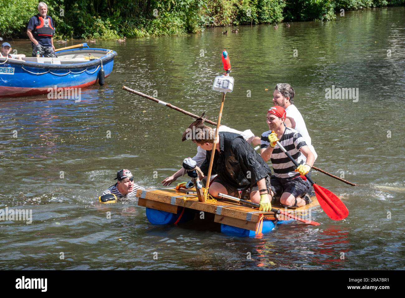 1. Juli 2023. Das jährliche Guildford Floß-Rennen auf dem River Wey, eine Spendenaktion, die von den Guildford Lions, Surrey, England, Großbritannien, durchgeführt wird Stockfoto