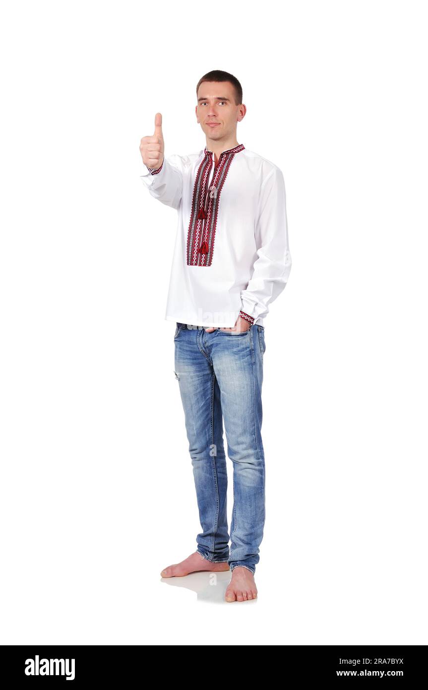 schwul in aufgesticktem ukrainischem Hemd mit Daumen nach oben Stockfoto