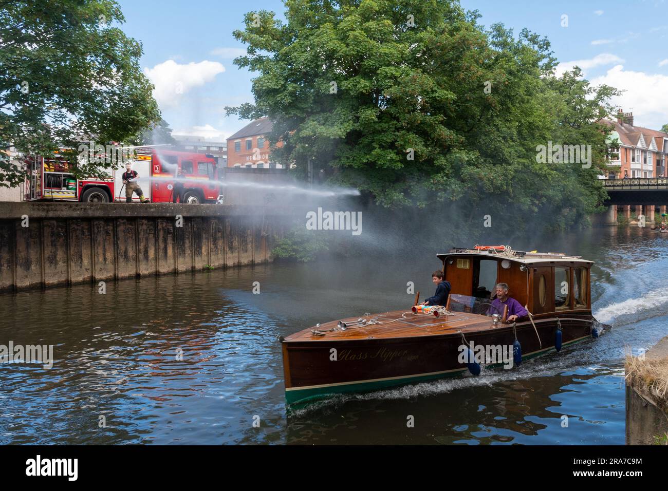 1. Juli 2023. Das jährliche Guildford Floß-Rennen auf dem River Wey, eine Spendenaktion, die von den Guildford Lions, Surrey, England, Großbritannien, durchgeführt wird Stockfoto