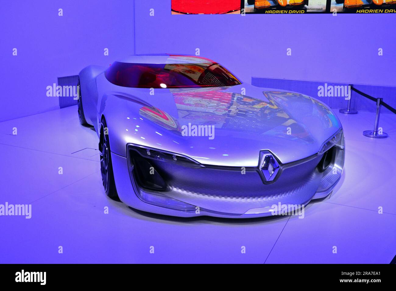 Paris, Frankreich - 3. Februar 2020: Schwerpunkt auf dem Konzeptfahrzeug Renault TREZOR im Showroom von Renault auf den Champs-Elysées. Stockfoto