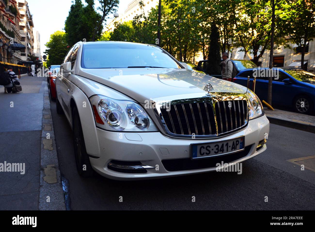 Paris, Frankreich - 18. april 2015 : der weiße Mercedes Maybach 62er Jahre parkt in der George V Avenue. Vorderansicht dieser deutschen Limousine. Es steht vor einem Stockfoto