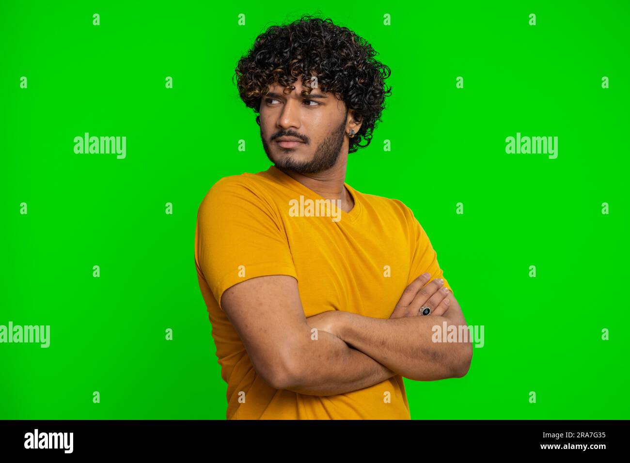 Beleidigter, trauriger, nervöser indianer mit Missverständnissen, frustriert nach Streit, scheitert, verliert, ignoriert und will nicht kommunizieren, reden. Der Typ wurde auf Chroma-Key-Hintergrund isoliert. Lebensstil der Menschen Stockfoto
