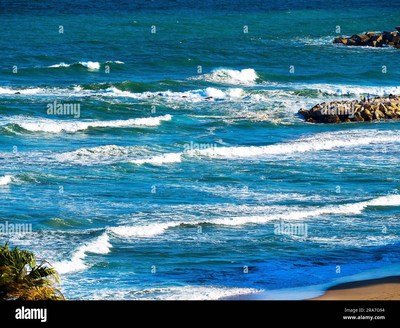 Raues Meer vor Fuejgirola an der Costa del Sol in Spanien Stockfoto