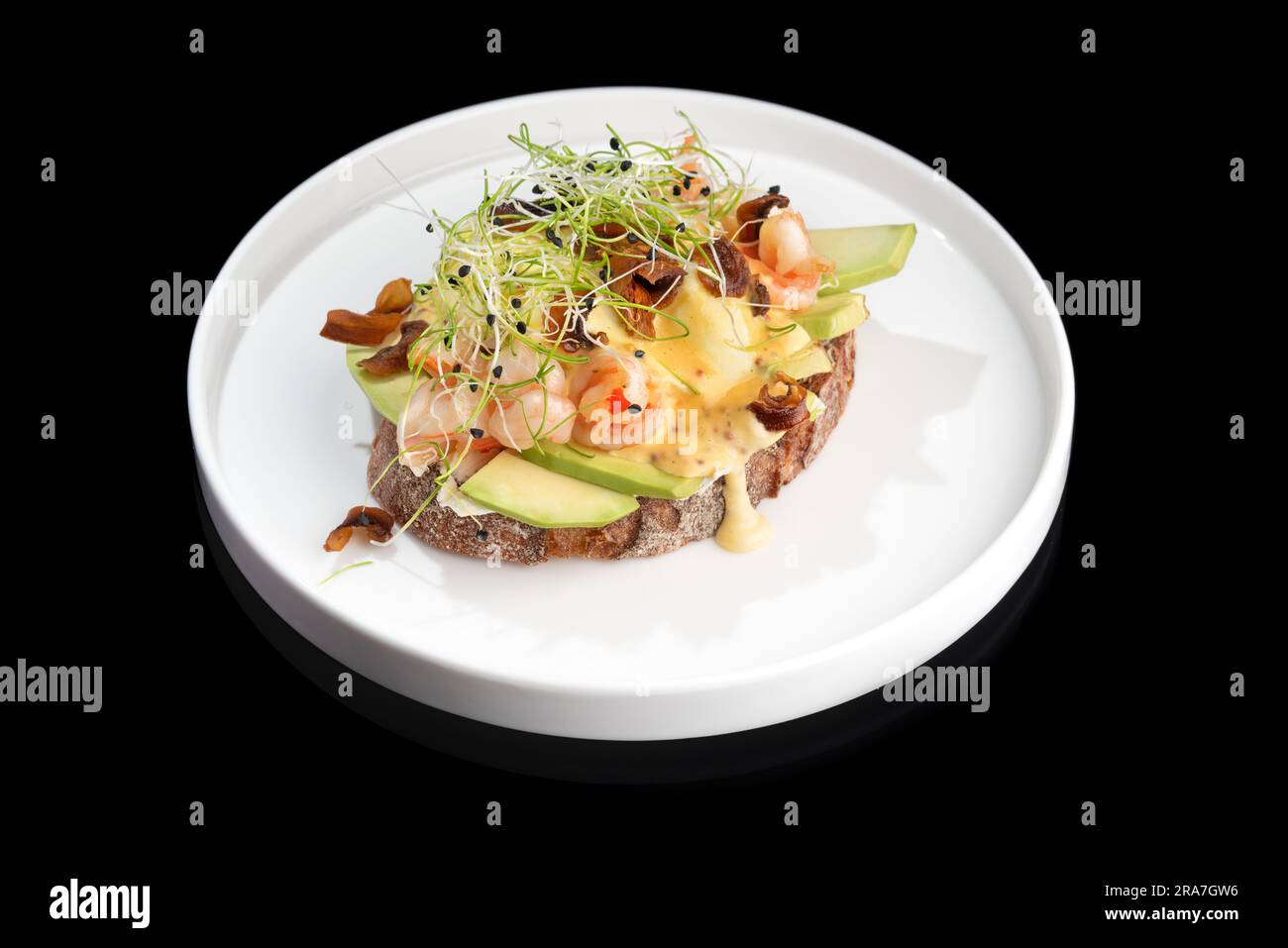 Toast mit Garnelen, Garnelen, Avocado und pochiertem Ei Stockfoto