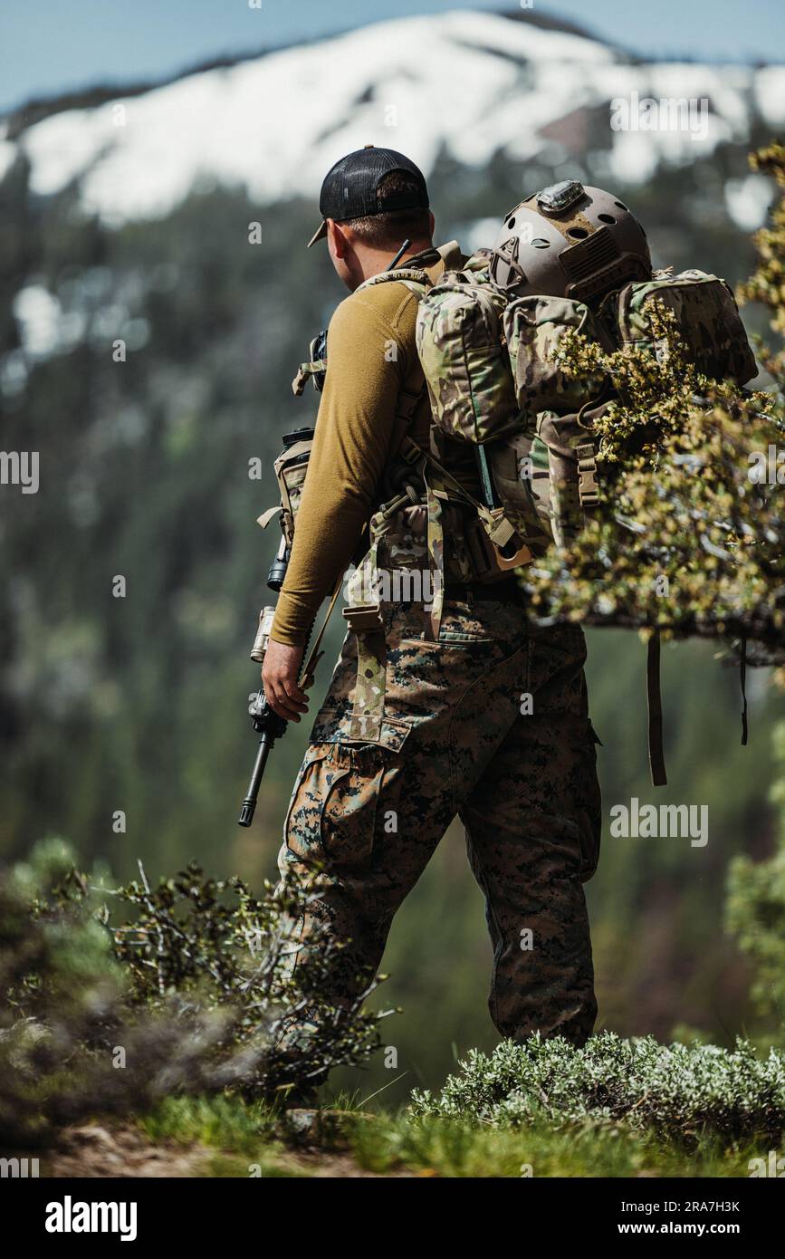 USA Der Stabschef des Marine Corps, Michael Mullinix, ein Aufklärungsschiff mit 4. Aufklärungsbataillon, gibt während der Mountain Training Exercise (MTX) 4-23 im Mountain Warfare Training Center (MWTC), Bridgeport, Kalifornien, am 11. Juni 2023 einen Überblick über die Route. MTX sorgt für Einsatzbereitschaft und Effektivität in bergigem Gelände. (USA Marinekorps (Foto: Lance CPL. Justin J. Marty) Stockfoto