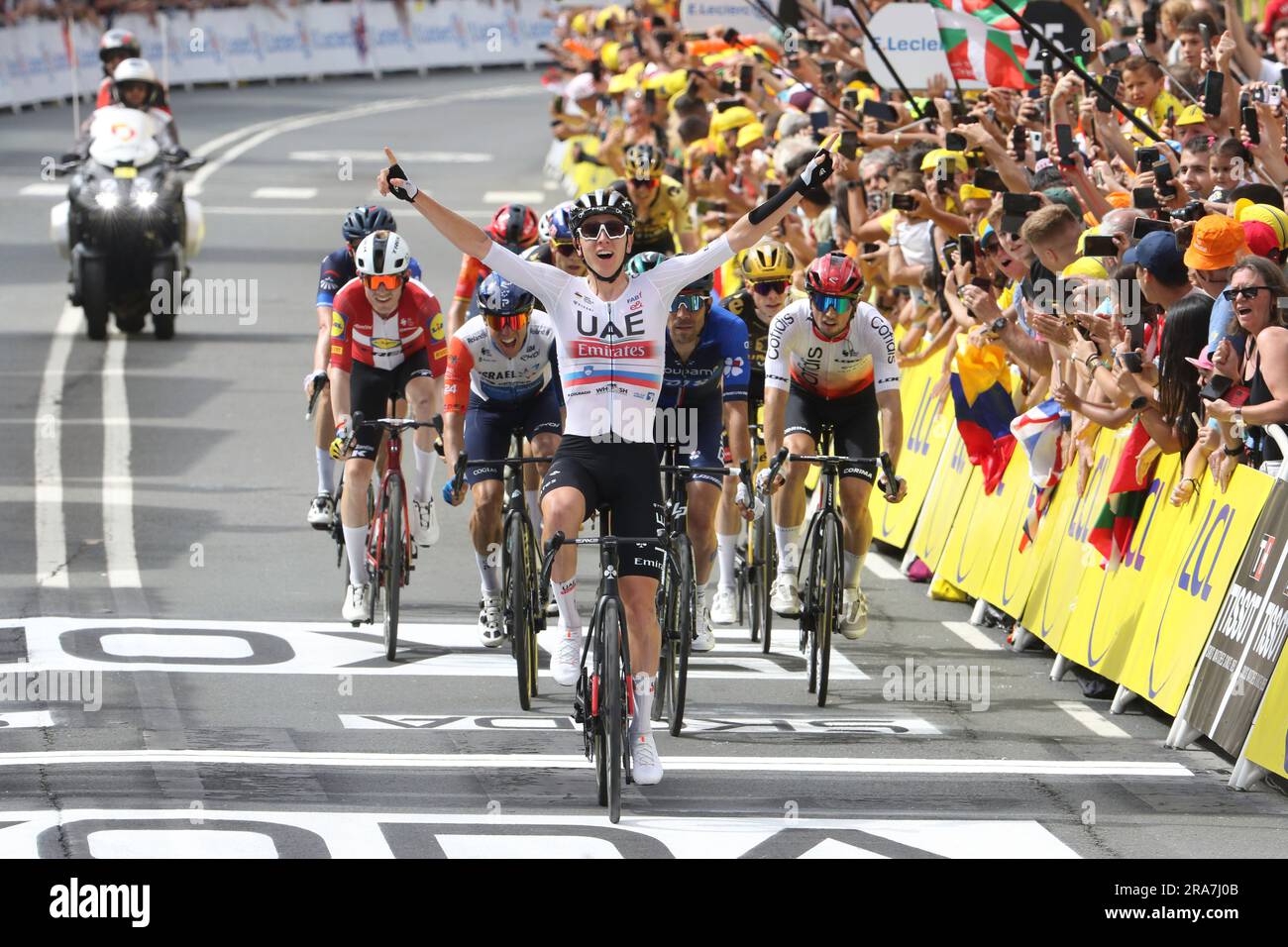 Adam Yates, GB von UAE Team Emirates schlägt Zwillingsbruder und gewinnt Stage 1 Tour de France 2023. Yates-Zwillinge gewinnen zuerst und dann Stockfoto