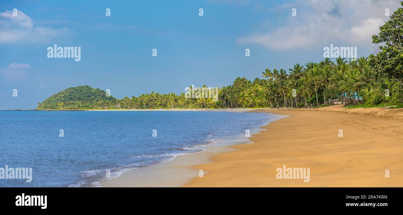 Blick auf Palm Beach vor dem Uprising Resort, auf Rovolev Bay, Pacific Harbor, Viti Levu, Fidschi. Stockfoto