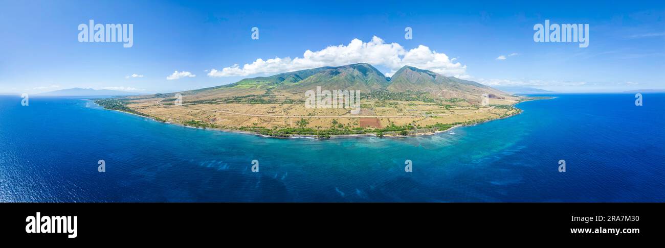 Ein Blick aus der Vogelperspektive auf die West Maui Mountains mit Blick auf Launiupoko und das dahinter liegende Tal, Maui, Hawaii, USA. Die Insel Molokai liegt am Horizont Stockfoto