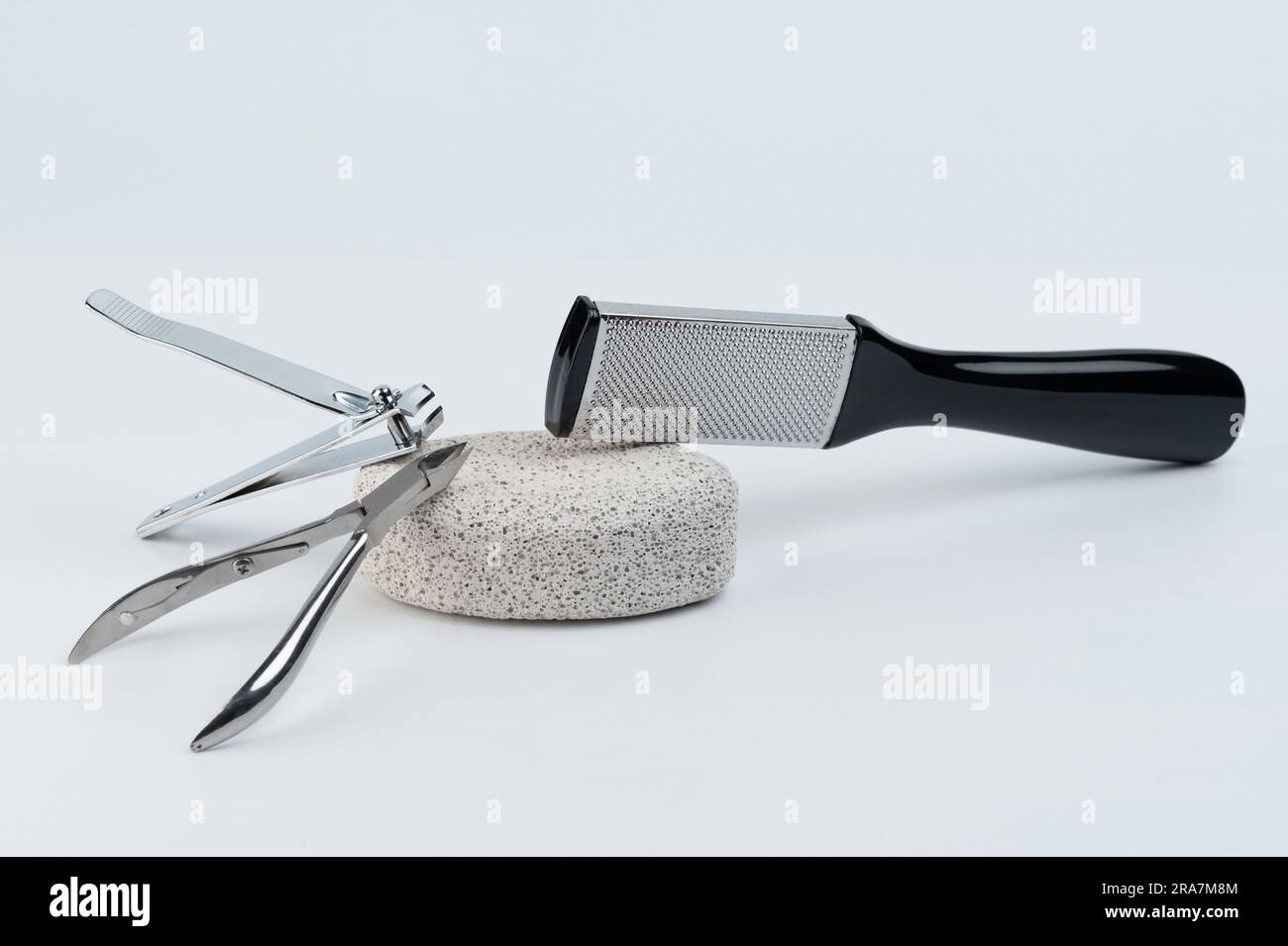 Set für Männer Pediküre Werkzeuge Schere, Peeling für Füße isoliert auf weißem Studiohintergrund Stockfoto