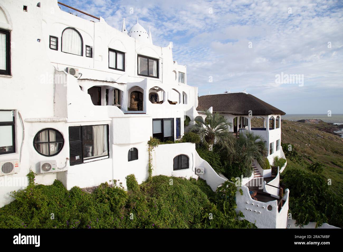 Casapueblo, ein Gebäude, das vom uruguayischen Künstler Carlos Páez Vilaró entworfen wurde. Befindet sich in Punta Ballena, Uruguay. Stockfoto