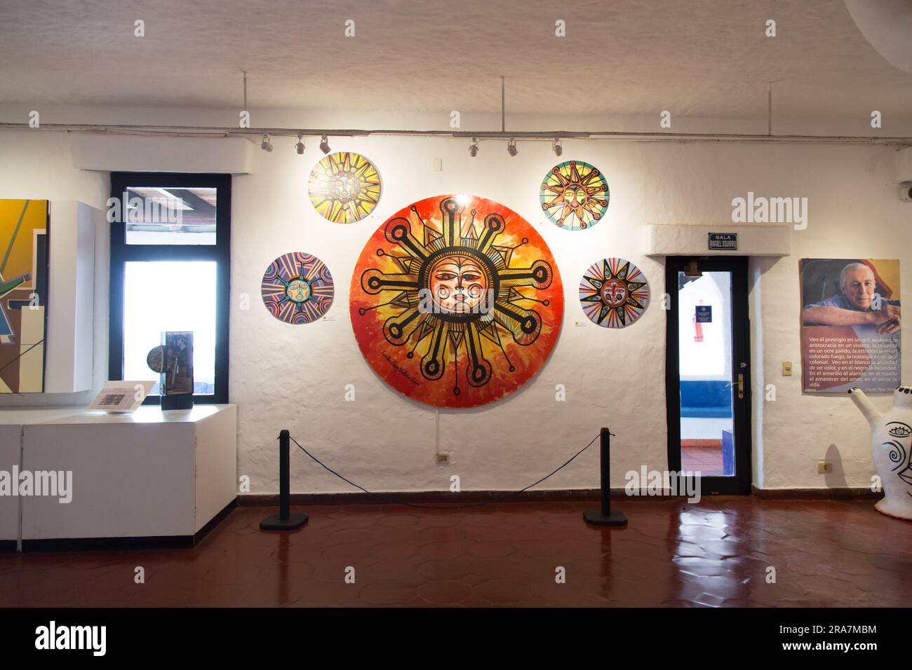 Blick auf die Kunstgalerie in Casapueblo. Das Gebäude wurde vom uruguayischen Künstler Carlos Páez Vilaró entworfen. Befindet sich in Punta Ballena, Uruguay, Stockfoto