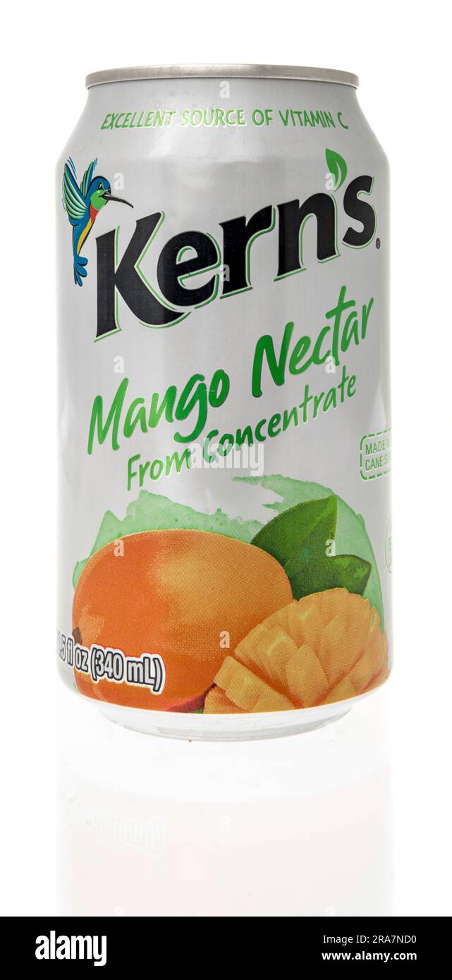 Winneconne, WI - 25. Juni 2023: Eine Dose Kerns-Mango-Nektar-Drink auf abgelegenem Hintergrund. Stockfoto