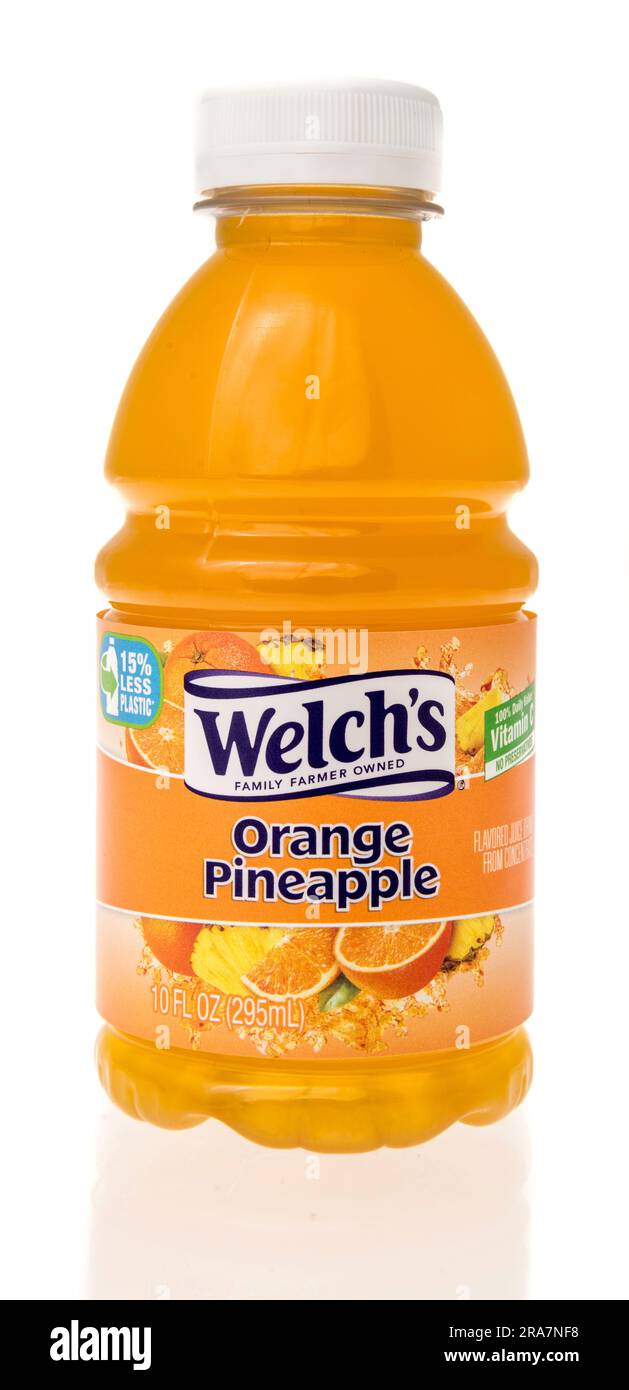 Winneconne, WI - 25. Juni 2023: Eine Flasche Welches-Orangen-Ananassaft auf isoliertem Hintergrund. Stockfoto