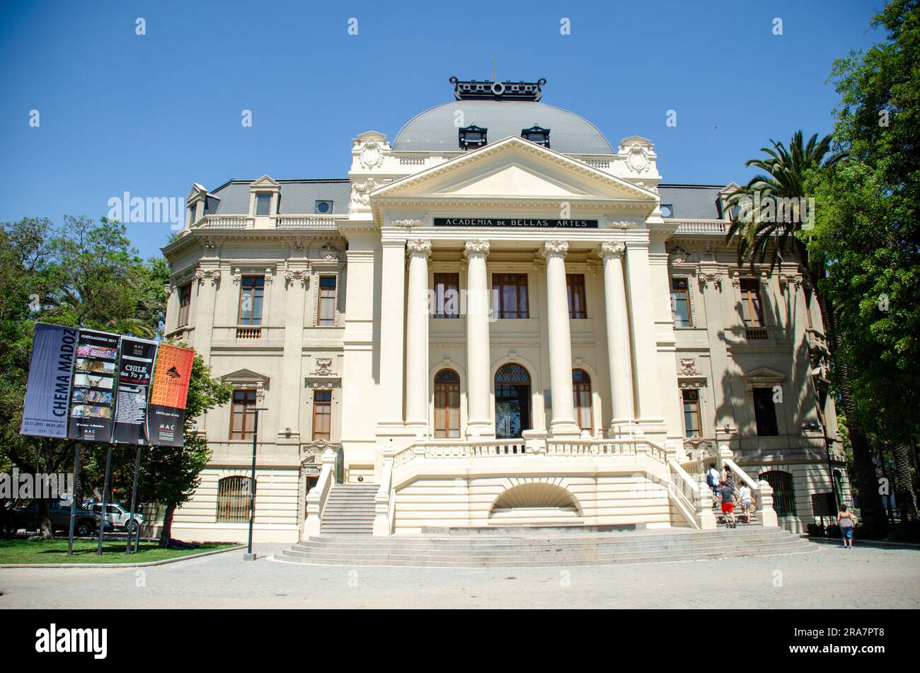 Blick auf die Fassade des Museums für zeitgenössische Kunst im Parque Forestal, Santiago, Chile Stockfoto