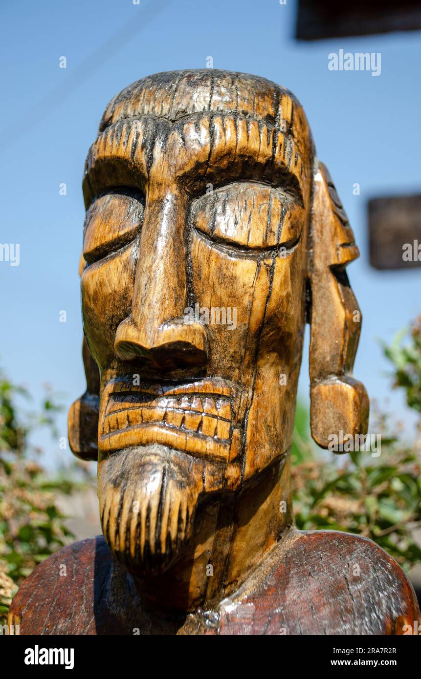 Holzskulptur eines Idols in Chile, eine fesselnde Darstellung des einheimischen Erbes des Landes Stockfoto