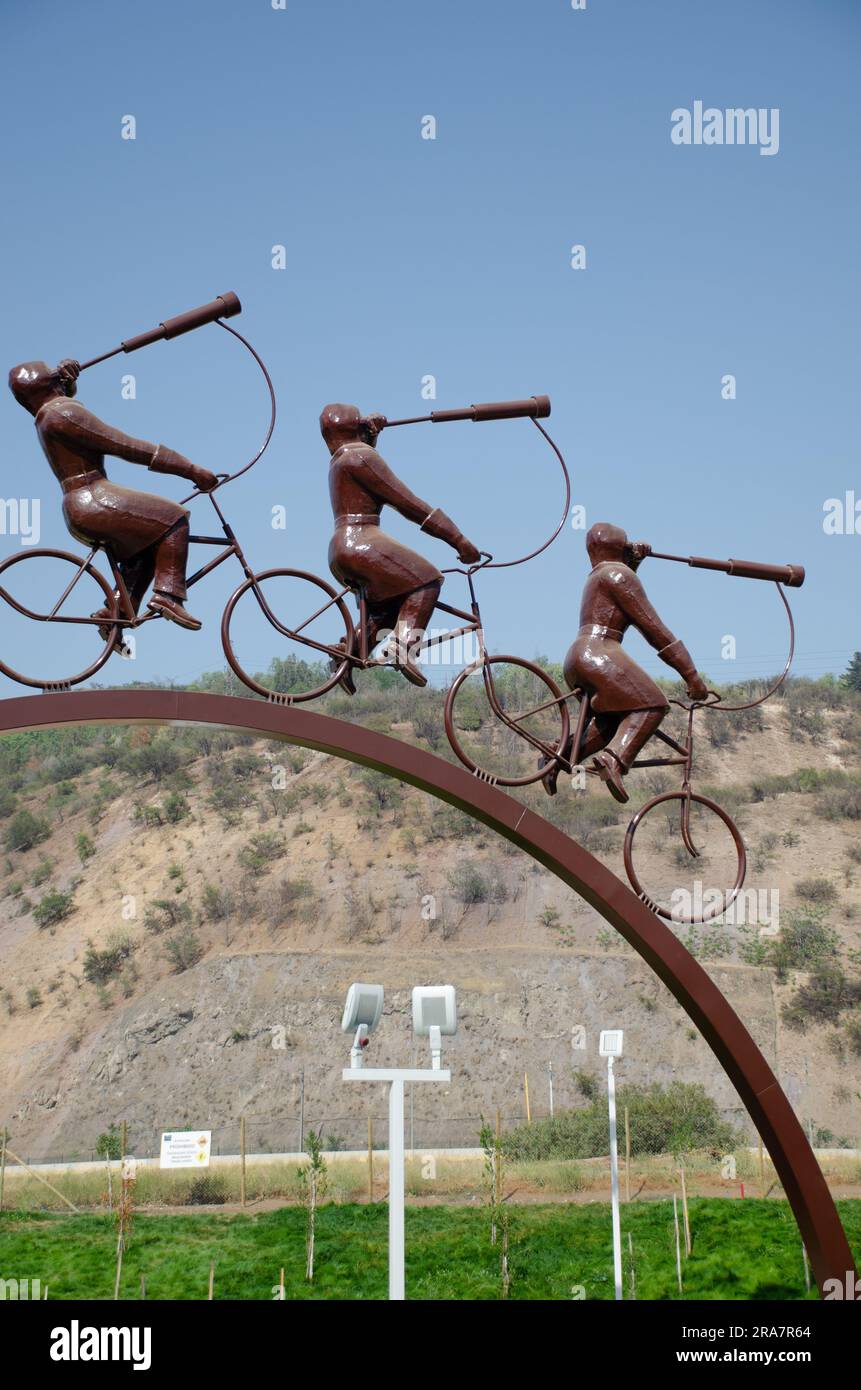 Skulptur „La Búsqueda“ von Hernán Puelma im Bicentenario Park, Vitacura, Santiago, Chile. Eine atemberaubende Kunstinstallation, die sich mit der Natur vermischt Stockfoto