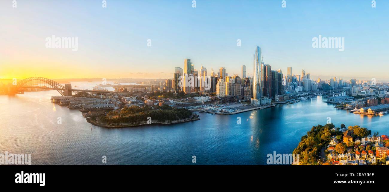 Atemberaubendes Panorama der Stadt Sydney Barangaroo Hafen am Ufer architektonische Wahrzeichen bei Sonnenaufgang. Stockfoto