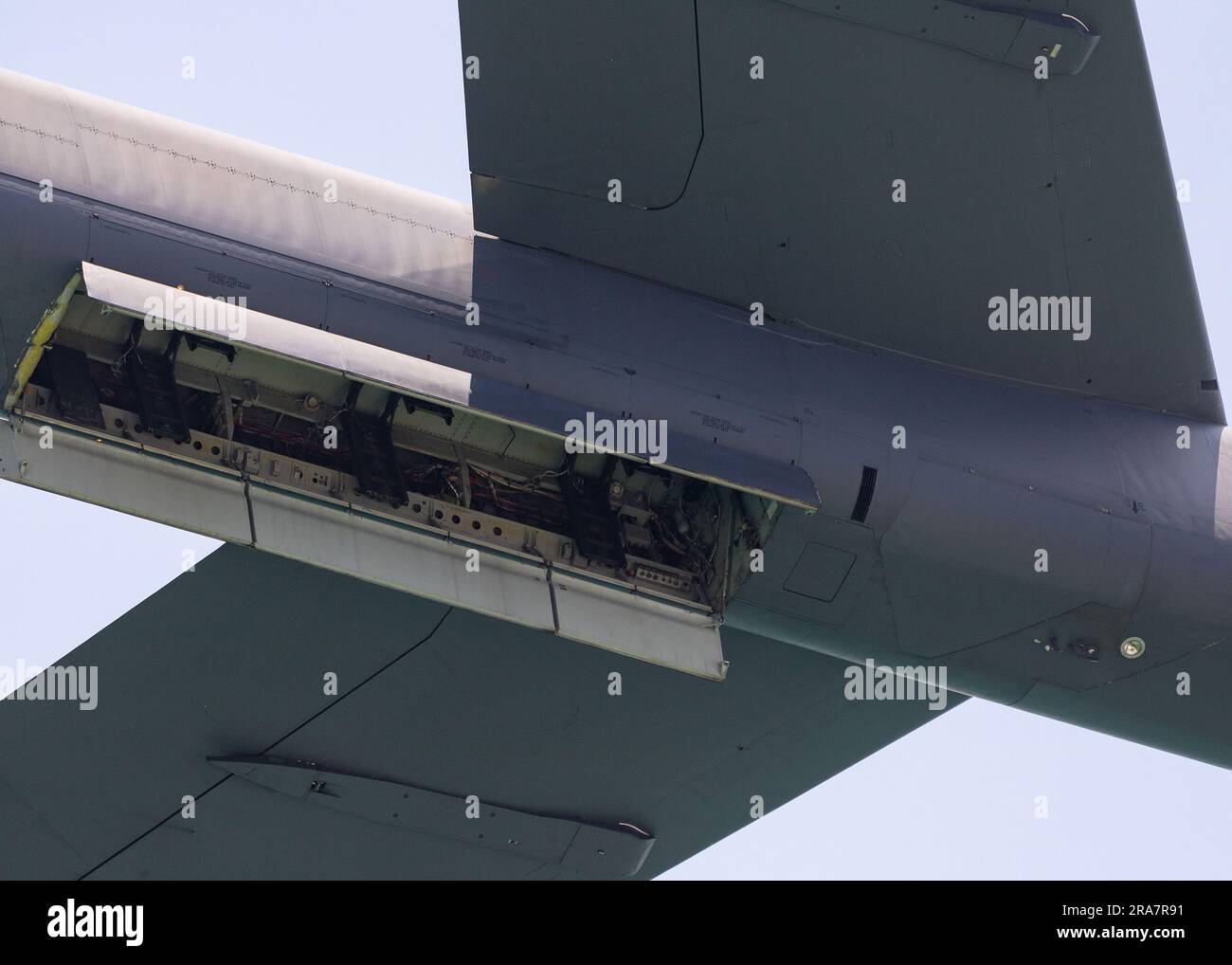 Der riesige Bomber, der über uns fliegt. Stockfoto