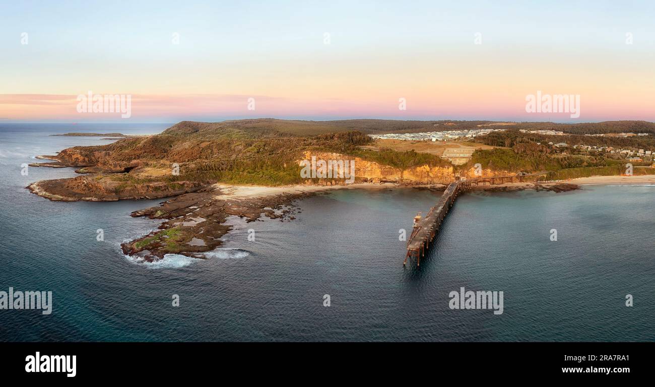 Historische Anlegestelle am Middle Camp Beach in der Cathering Hill Bay Town Pazifikküste Australiens - unvergleichliche Sonnenaufgänge am Meer. Stockfoto