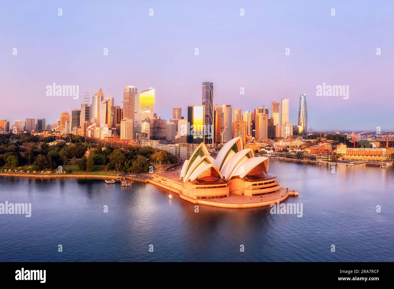 Sonnenaufgang am Ufer der City of Sydney Harbour architektonische Wahrzeichen in der unvergleichlichen Stadtlandschaft. Stockfoto
