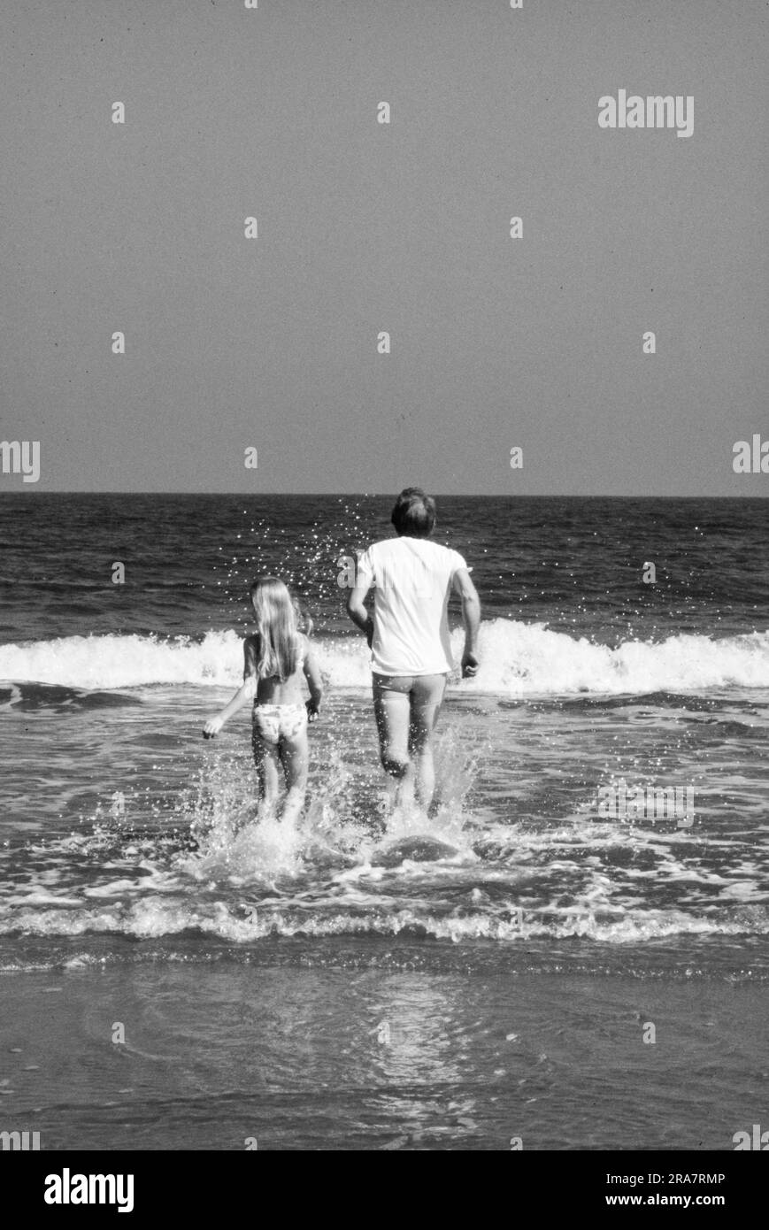 Präsident Jimmy Carter und die Tochter Amy Carter sind während ihres Urlaubs auf Sea Island, Georgia, im Surfen. Foto von Bernard Gotfryd Stockfoto