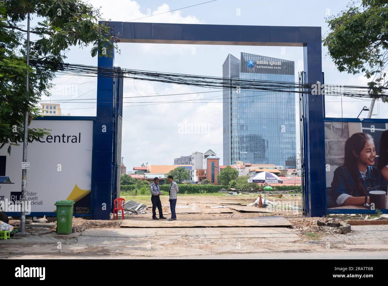 Eine Baustelle im Zentrum von Phnom Penh. Phnom Penh, die Hauptstadt Kambodschas, ist aufgrund ihrer Architektur im französischen Stil einst als „Perle des Orients“ bekannt und durchläuft einen raschen Wandel. Hauptsächlich durch chinesische Investitionen angetrieben, erlebt Phnom Penh von heute eine Welle neuer Entwicklungen, die wiederum zum Verlust eines Großteils seines architektonischen Erbes geführt hat. Stockfoto