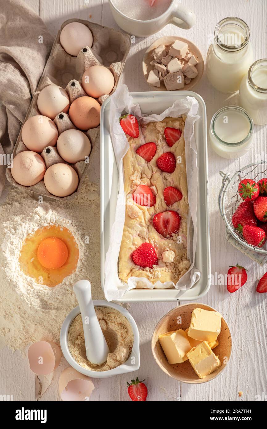 Schmackhafter Erdbeerhefekuchen aus Hefeteig. Hefekuchen mit Erdbeeren und Zutaten. Stockfoto