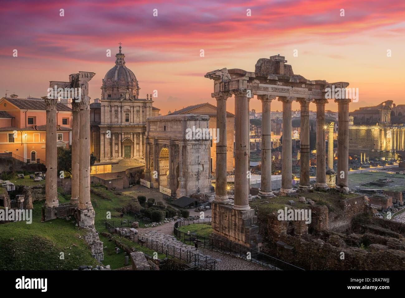 Rom, Italien in der Abenddämmerung auf den Ruinen des historischen Forum Romanum. Stockfoto