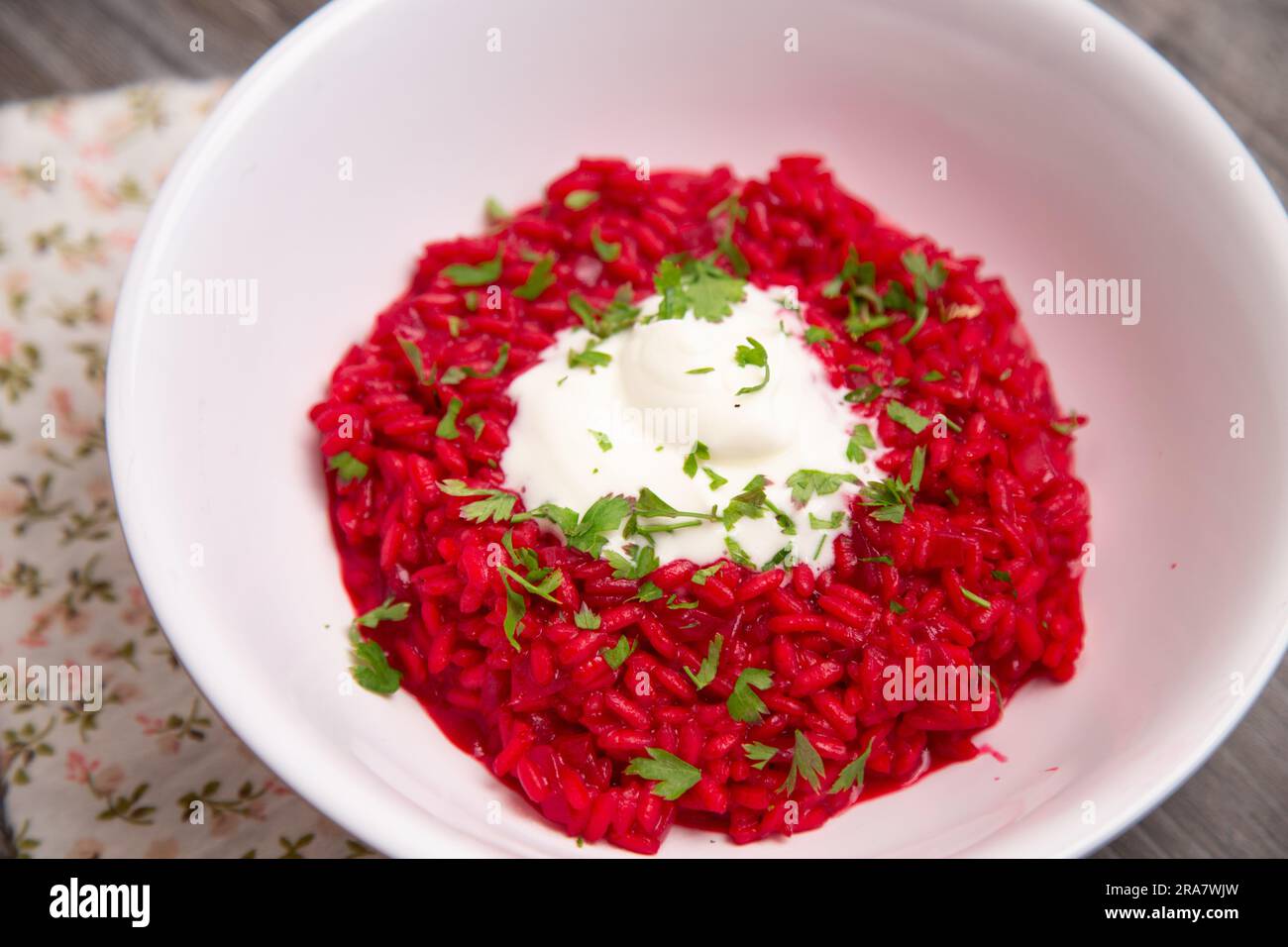 Rote-Bete-Risotto, ein lebhaftes und aromatisches italienisches Gericht mit cremigem Arborio-Reis und frischen Roten Bete Stockfoto