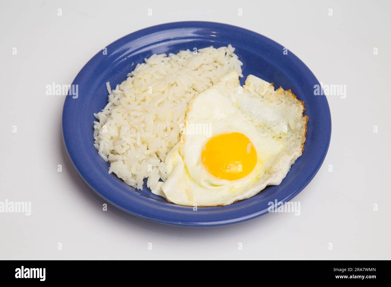 Reis mit Spiegelei, ein einfaches und leckeres Gericht, das in vielen Kulturen beliebt ist Stockfoto