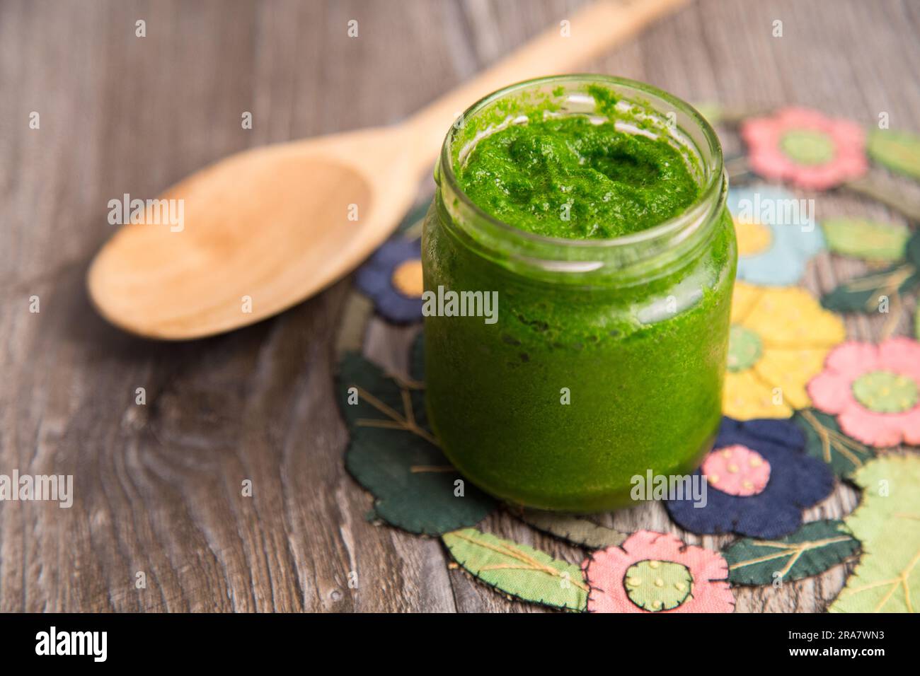 Kräutersauce zum Würzen, ein vielseitiges und aromatisches Gewürz, das den Geschmack verschiedener Gerichte verbessert Stockfoto