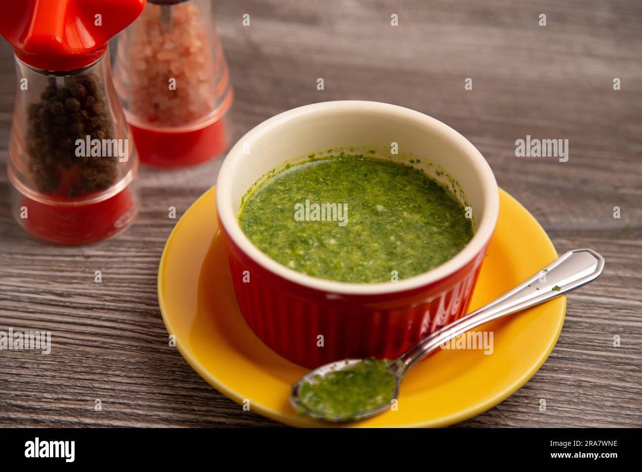 Kräutersauce zum Würzen, ein vielseitiges und aromatisches Gewürz, das den Geschmack verschiedener Gerichte verbessert Stockfoto