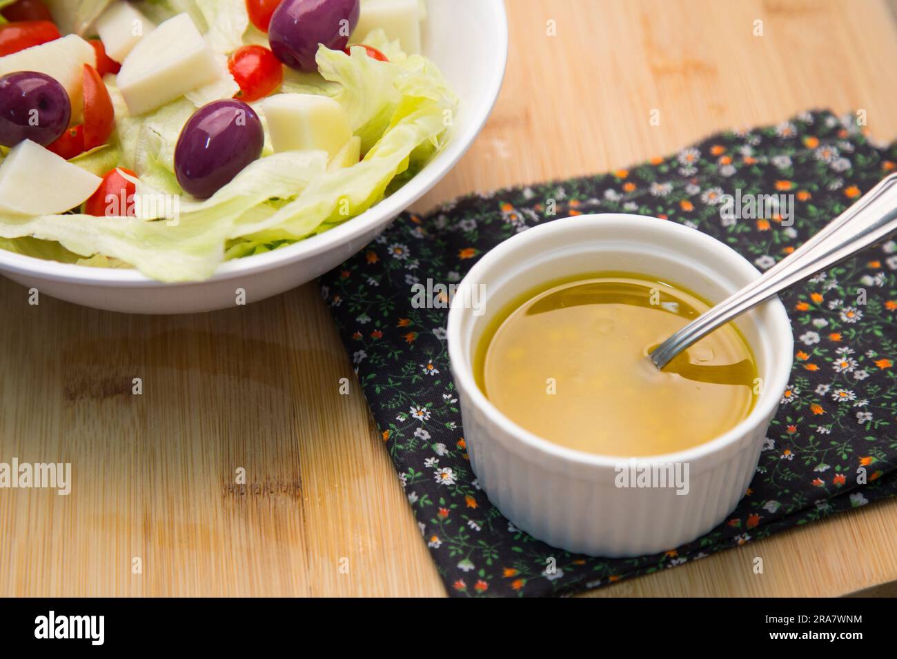 Honig-Senf-Dressing für Salat, eine perfekte Mischung aus würzigen und süßen Aromen, um Ihre Salate aufzuwerten Stockfoto