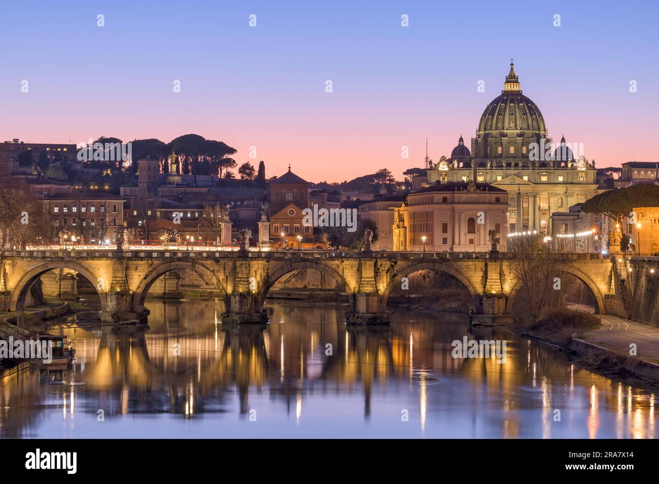 St. Petersdom in der Vatikanstadt mit dem Tiber, der in der Abenddämmerung durch Rom, Italien fließt. Stockfoto