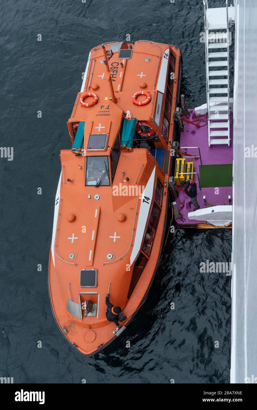 Portree, Isle of Skye, Schottland, Großbritannien. 5. Juni 2023 Übersicht über ein Kreuzfahrtschiff für den Transport von Passagieren sicher zur Küste. Stockfoto