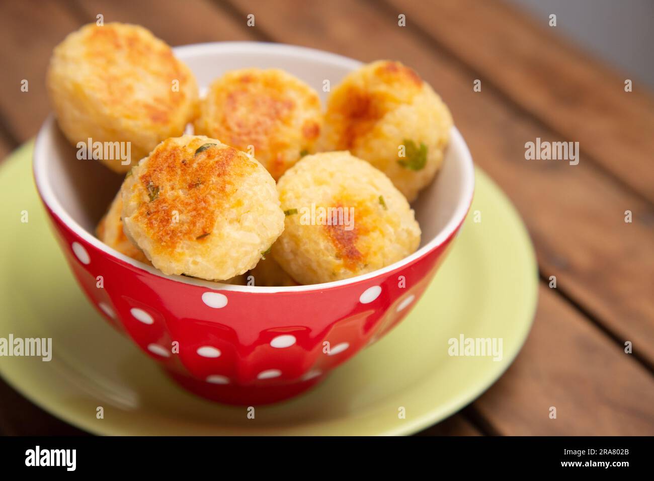 Schüssel mit Reiskuchen, eine köstliche asiatische kulinarische Delikatesse. Stockfoto