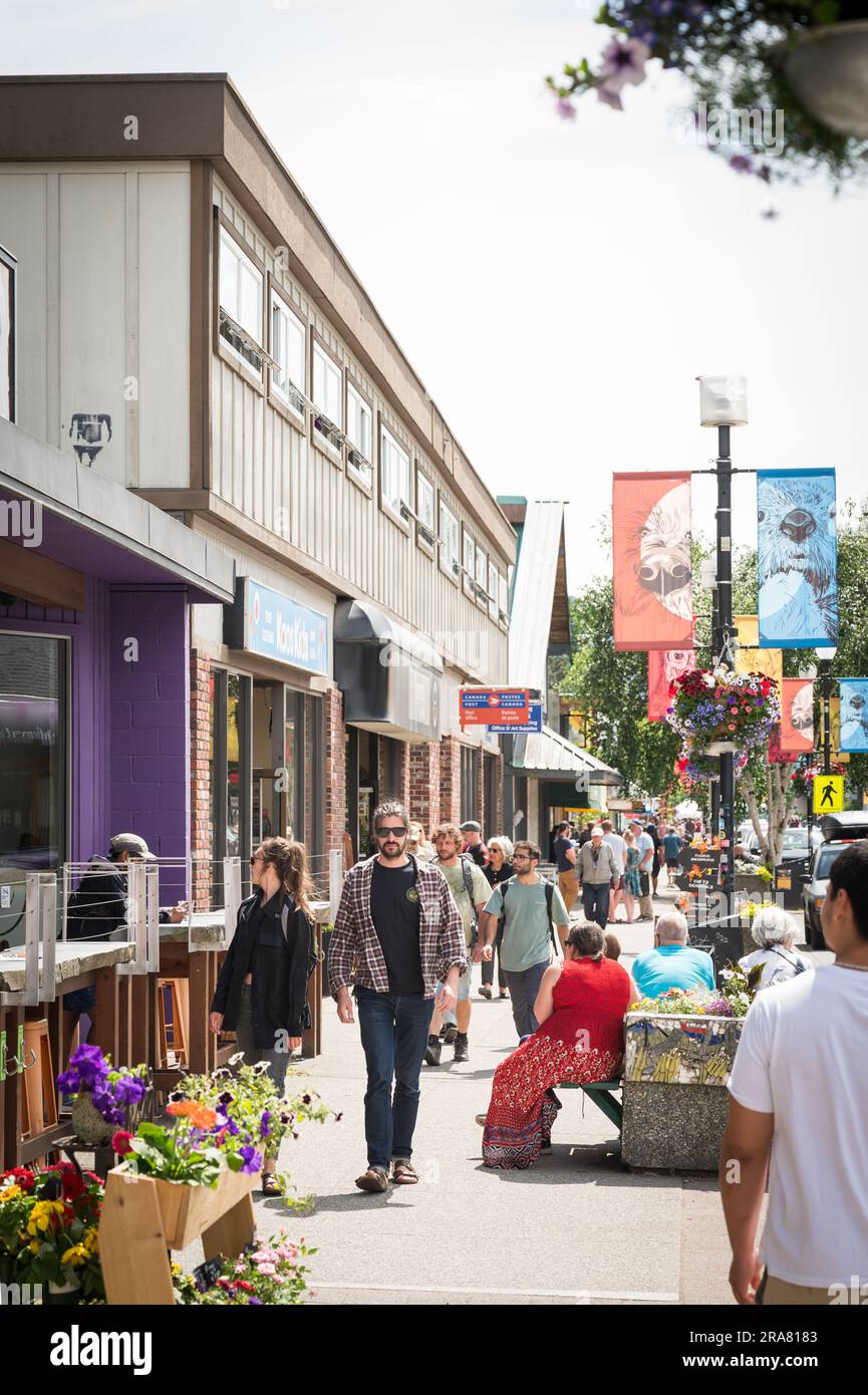 Die Cleveland Avenue in der Innenstadt von Squamish BC, Kanada, ist für Touristen ideal. Stockfoto