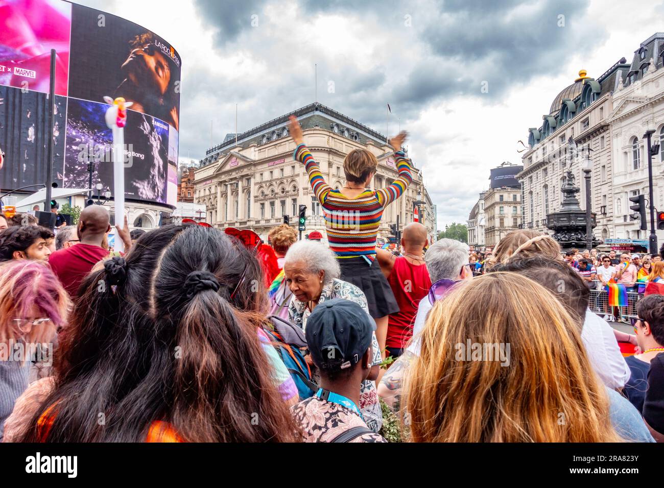 Eine Partyatmosphäre im Piccadilly Circus in London, Großbritannien, während die London Pride Parade 2023 ankommt. Stockfoto