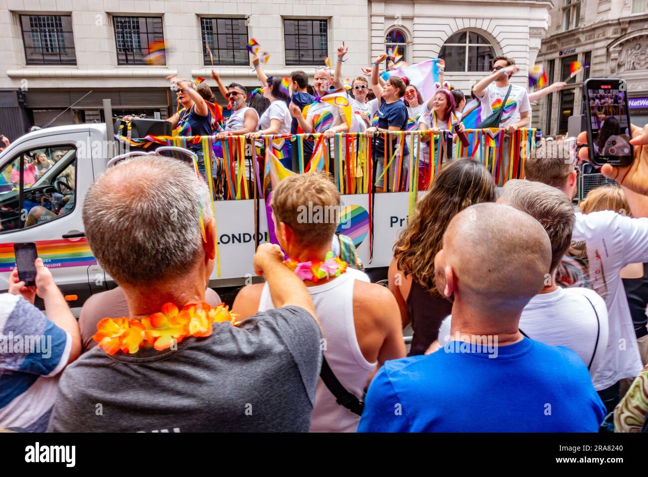 Ein Truck, der Teilnehmer an der London Pride Parade am 1. Juni 2023 in Piccsteady, London, mitnahm, während Zuschauer zusehen Stockfoto