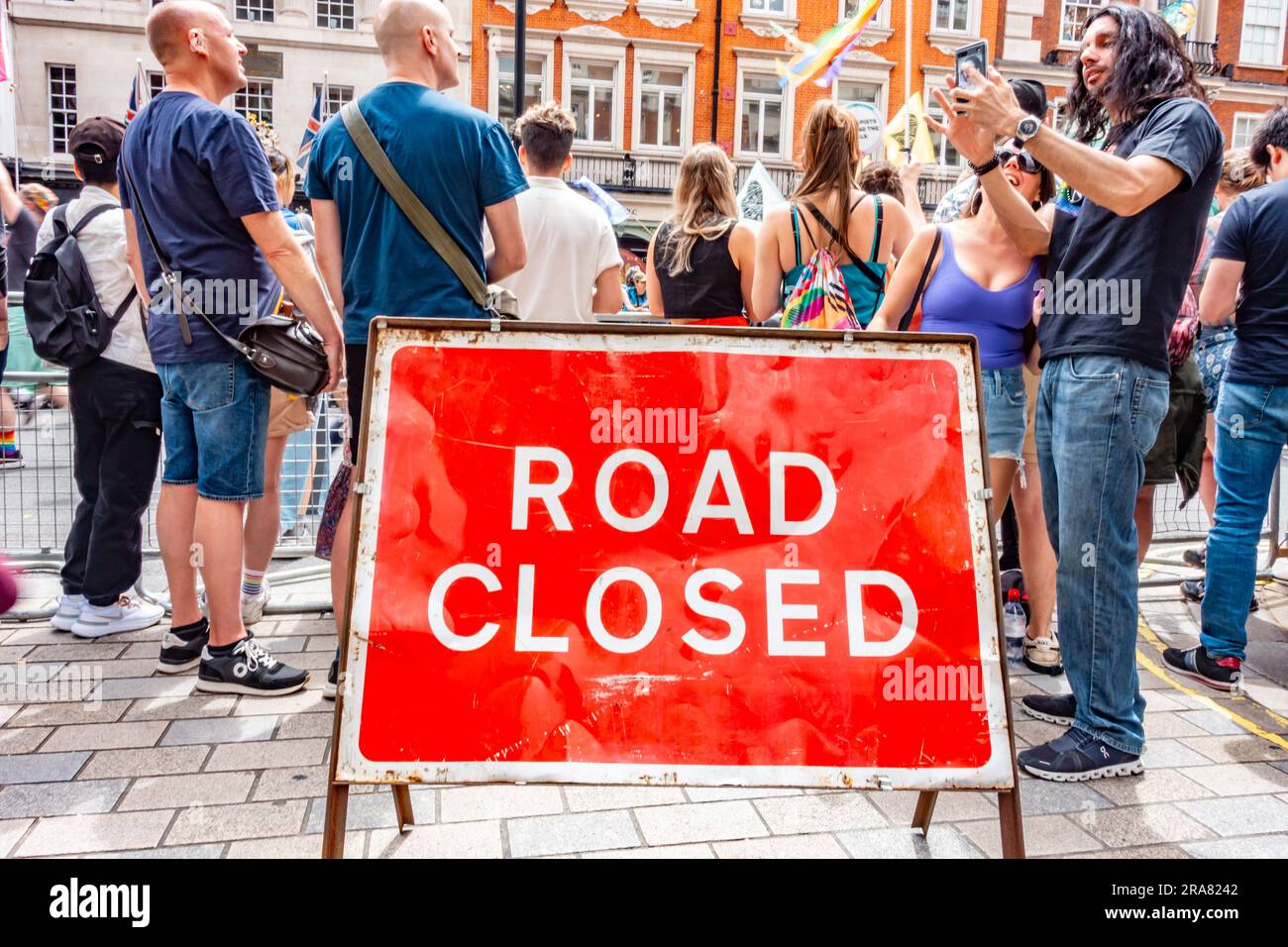 Ein rotes Straßenschild informiert die Leute, dass die Straße wegen der London Pride Parade gesperrt ist Stockfoto