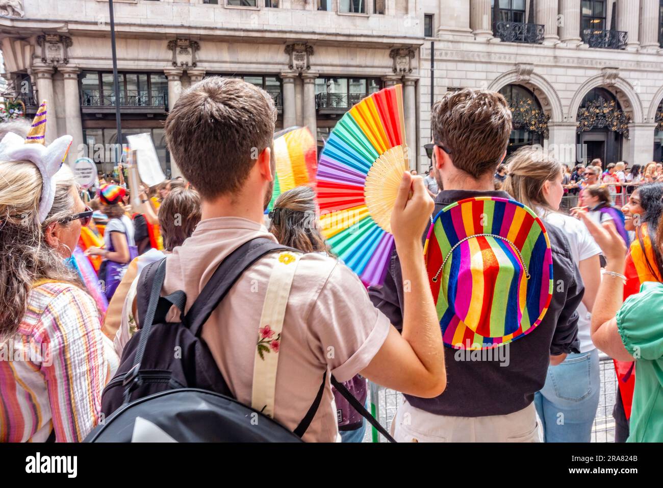 Menschen in der Menge, die die London Pride Parade 2023 am Piccadilly in London, Großbritannien, vorbeiziehen sehen Stockfoto