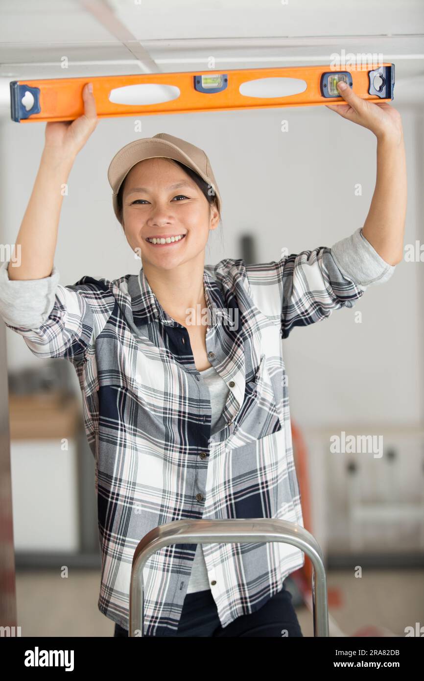 Glückliche Frau, die eine Geisteswaage hält Stockfoto