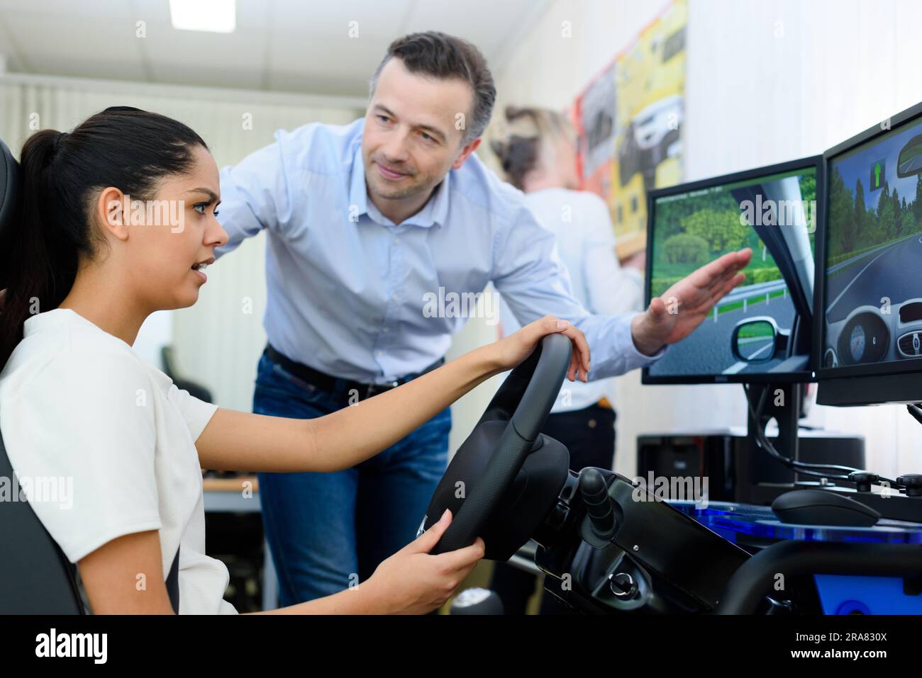 Junge Frau, die Führerscheinprüfung besteht Stockfoto