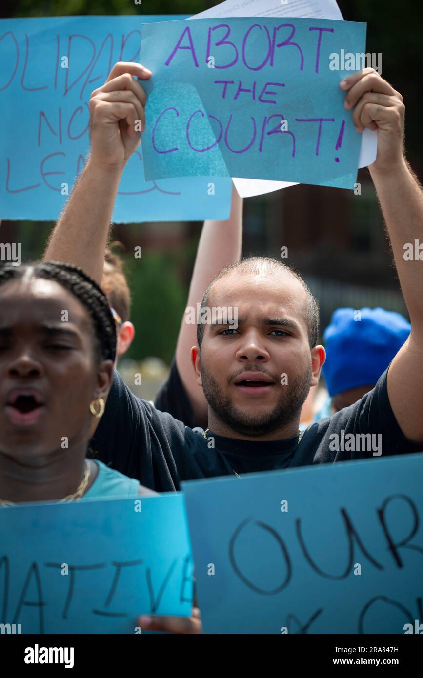 Harvard University, Cambridge, Massachusetts, USA: Hunderte von Harvard-Studenten, Absolventen und Einrichtungen veranstalteten nach den USA eine Kundgebung zur Unterstützung der Affirmative Action Der Oberste Gerichtshof hat die Anwendung von Fördermaßnahmen bei der Aufnahme von Hochschulen unterbunden und die Aufnahmepraktiken von Harvard und UNC für verfassungswidrig befunden. Kredit: Chuck Nacke/Alamy Live News Stockfoto