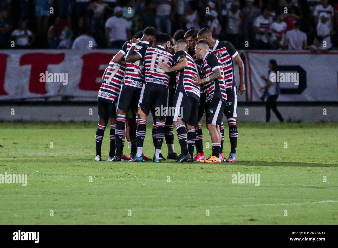 Recife, Brasilien. 01. Juli 2023. PE - RECIFE - 01/07/2023 - BRASILEIRO D 2023, SANTA CRUZ X NACIONAL DE PATOS - Santa Cruz Spieler während ihres Eintritts auf das Feld für das Spiel gegen Nacional de Patos im Arruda Stadion für die brasilianische Meisterschaft D 2023. Foto: Rafael Vieira/AGIF/Sipa USA Kredit: SIPA US/Alamy Live News Stockfoto