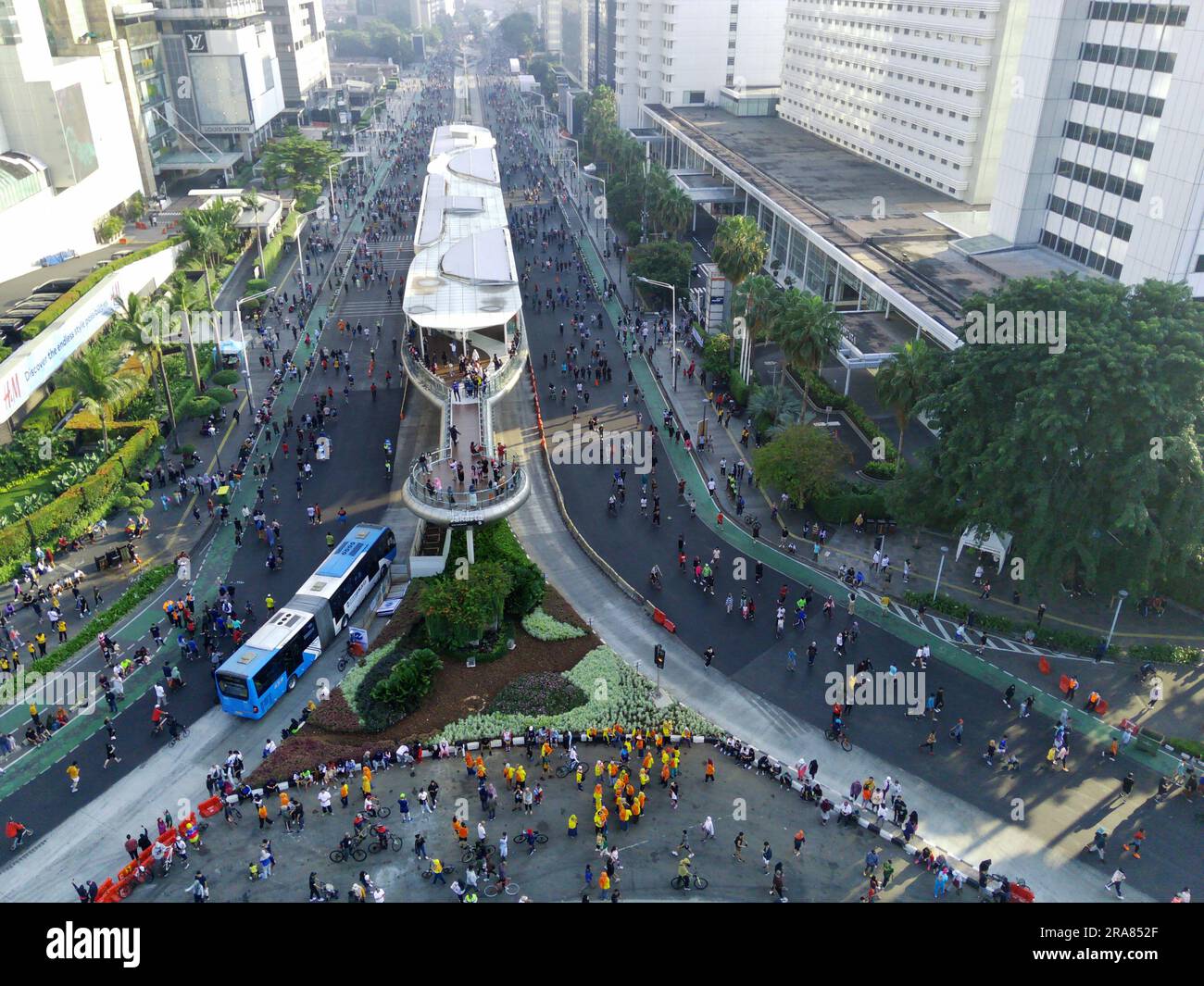 Blick von oben auf den autofreien Tag im Hotel Indonesia Kreisverkehr, Zentrum von Jakarta, Indonesien. Luftaufnahmen von der Drohne. Stockfoto