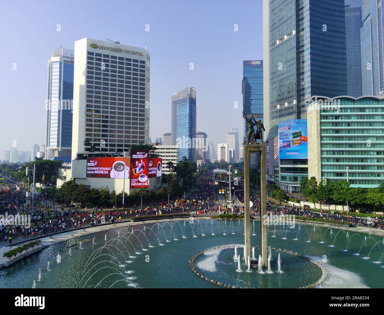 Blick von oben auf den autofreien Tag im Hotel Indonesia Kreisverkehr, Zentrum von Jakarta, Indonesien. Luftaufnahmen von der Drohne. Stockfoto