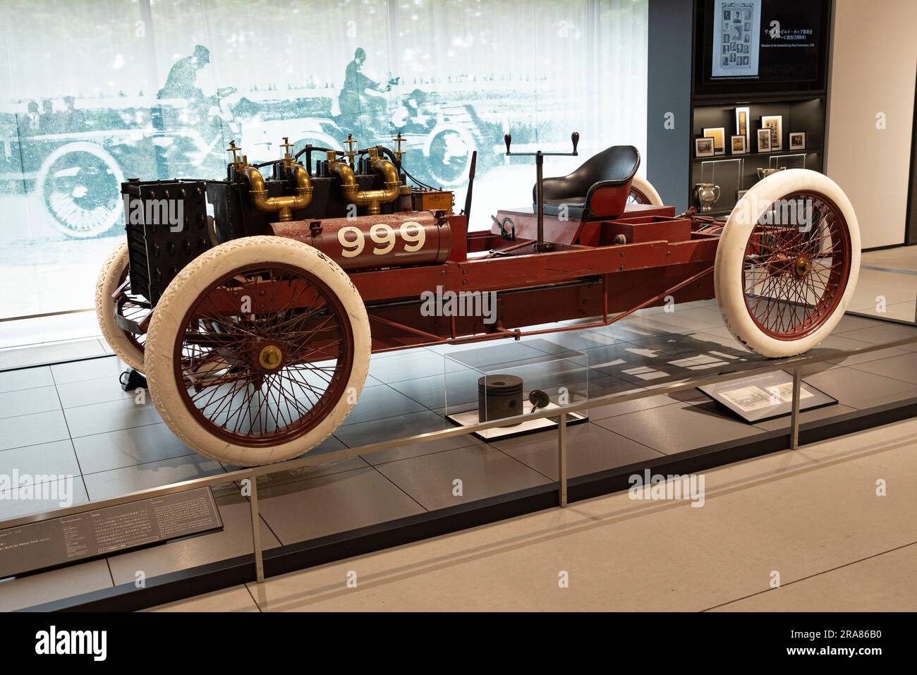 Oyama, Sunto-gun, Shizuoka, Japan - 27. März 2023: FORD999 (Replica), Modelljahr 1902, Land USA Rennwagen, gebaut von Henry Ford, wird im ausgestellt Stockfoto