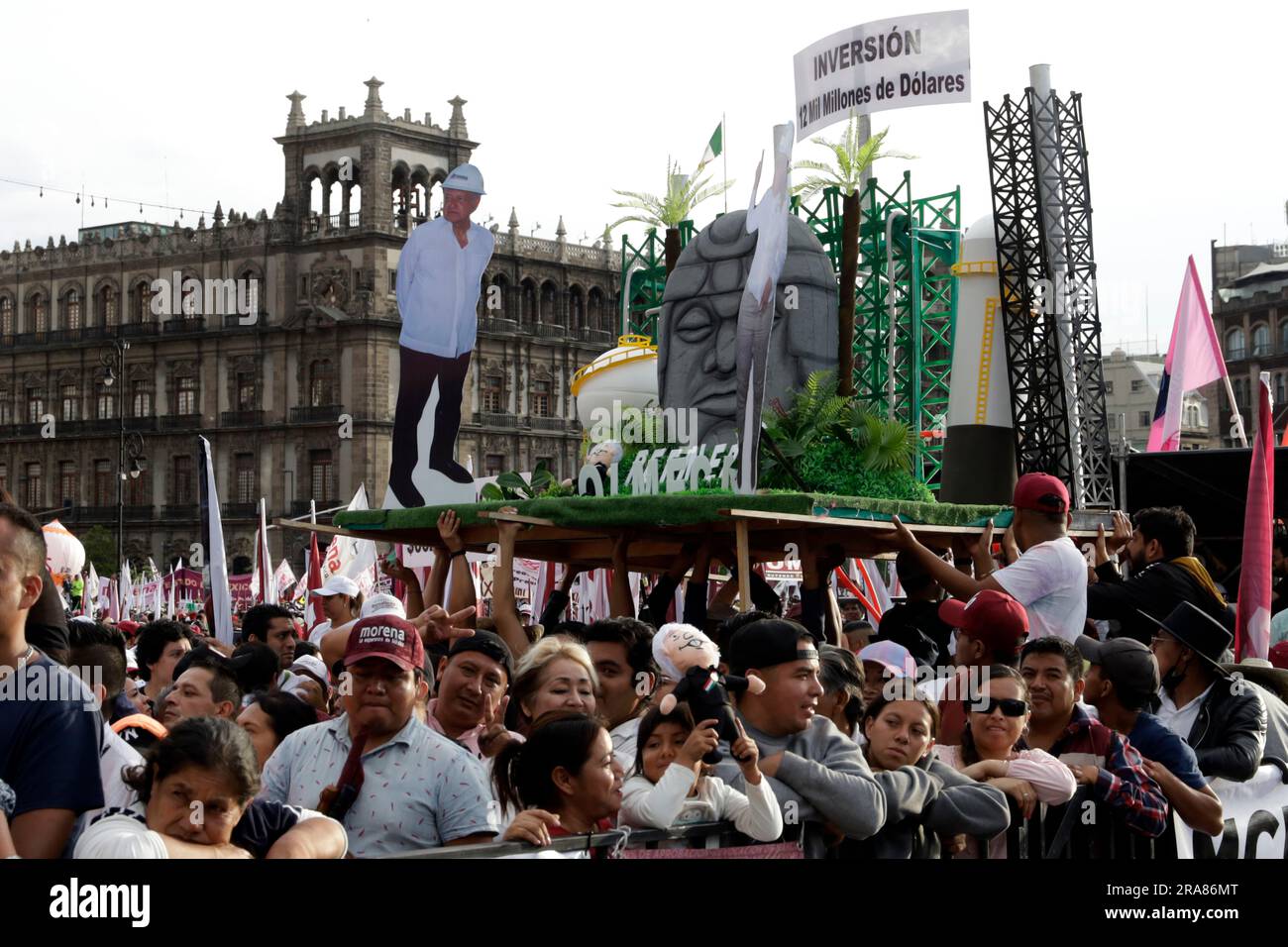 Mexiko-Stadt, Mexiko. 01. Juli 2023. 1. Juli 2023, Mexiko-Stadt, Mexiko: Ein Modell der Raffinerie Olmeca - Dos Bocas, mit dem Bild des Präsidenten Mexikos, Andres Manuel Lopez Obrador, bei der Feier des fünften Jahrestages seiner Wahl zum Präsidenten im Zocalo in Mexiko-Stadt. Am 1. Juli 2023 in Mexico City, Mexiko (Foto: Luis Barron/Eyepix Group/Sipa USA). Kredit: SIPA USA/Alamy Live News Stockfoto