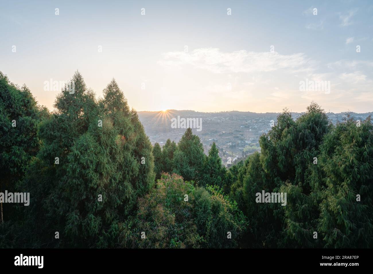 In den Bergen bei Sonnenaufgang Stockfoto